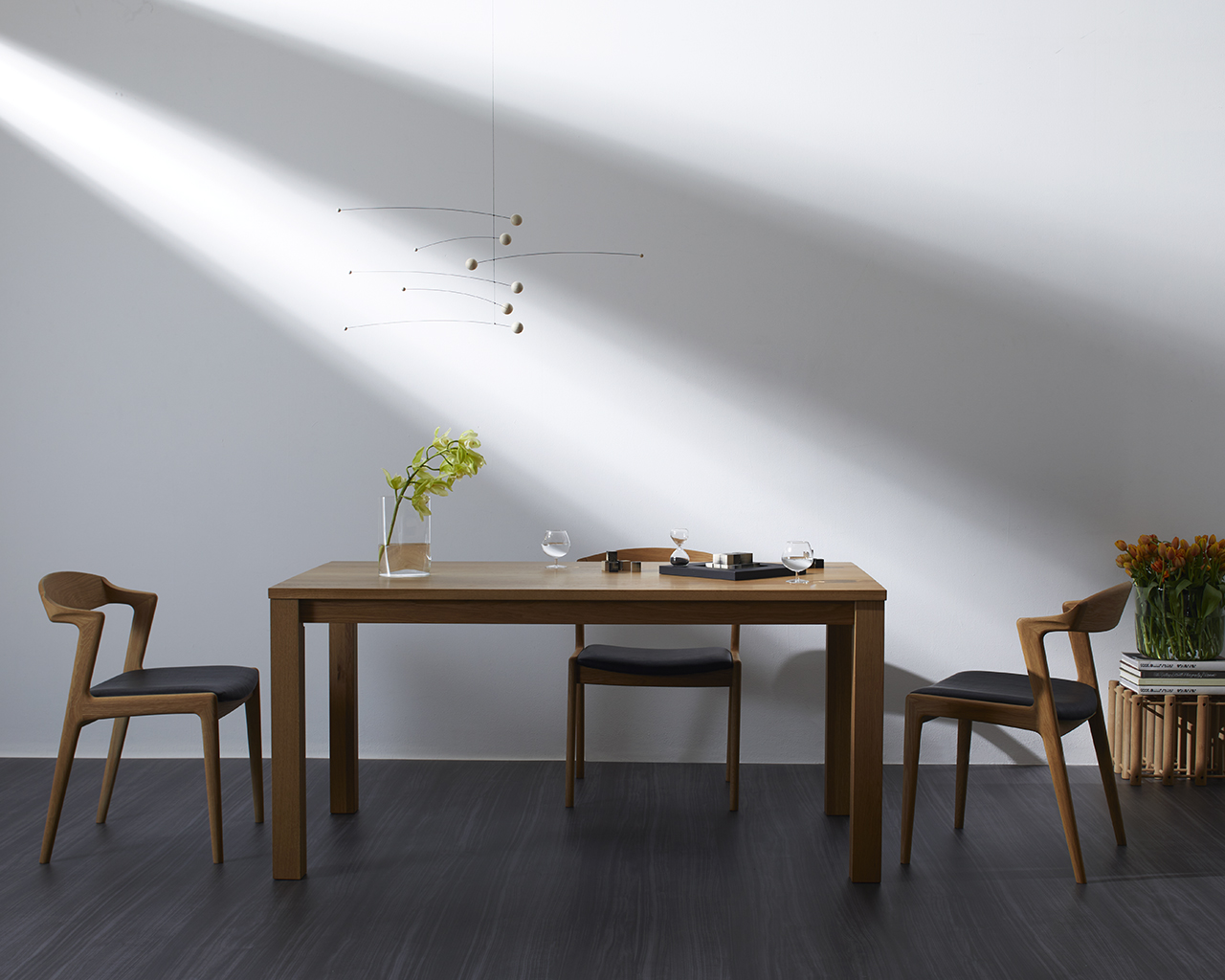 天然木無垢材をオイルで仕上げたシンプルな国産ダイニングテーブル